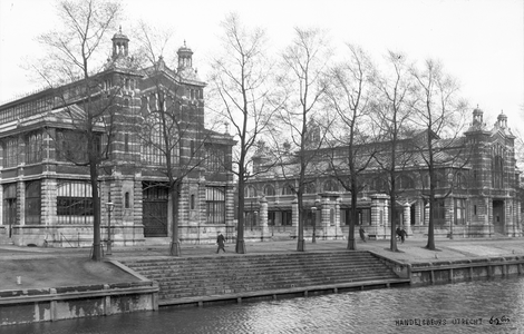 42170 Gezicht op de Fruithal (Vredenburg, links) en Korenbeurs (Vredenburg) te Utrecht, uit het noordwesten; op de ...